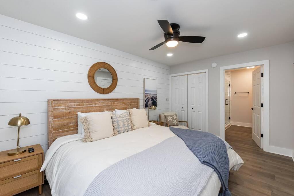 Island Joy - Newly Renovated/Walk To The Beach! Oak Island Bagian luar foto