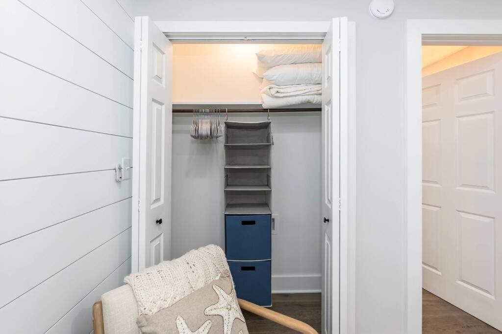 Island Joy - Newly Renovated/Walk To The Beach! Oak Island Bagian luar foto