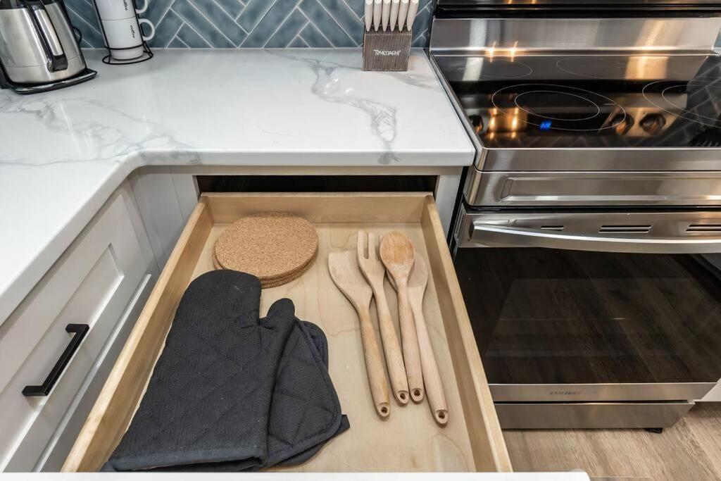 Island Joy - Newly Renovated/Walk To The Beach! Oak Island Bagian luar foto