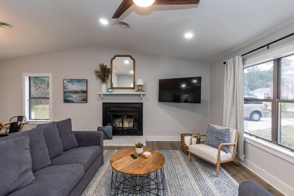 Island Joy - Newly Renovated/Walk To The Beach! Oak Island Bagian luar foto