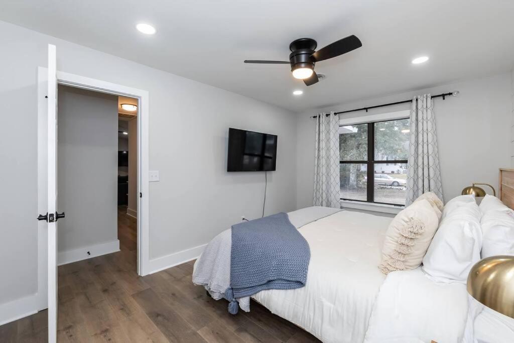Island Joy - Newly Renovated/Walk To The Beach! Oak Island Bagian luar foto