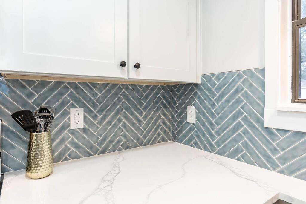 Island Joy - Newly Renovated/Walk To The Beach! Oak Island Bagian luar foto