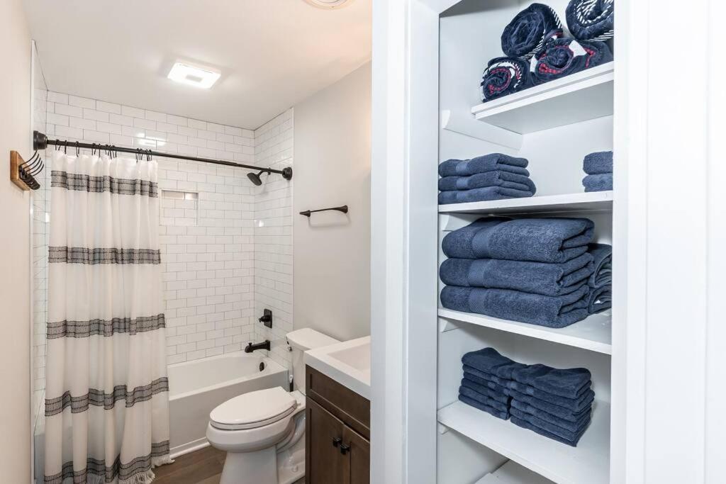 Island Joy - Newly Renovated/Walk To The Beach! Oak Island Bagian luar foto