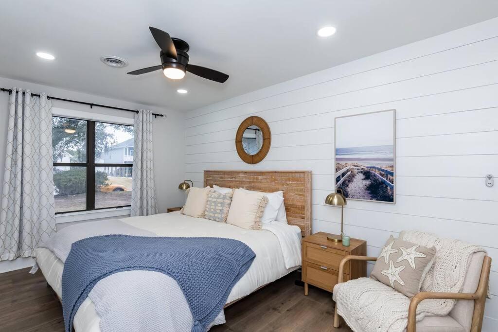 Island Joy - Newly Renovated/Walk To The Beach! Oak Island Bagian luar foto