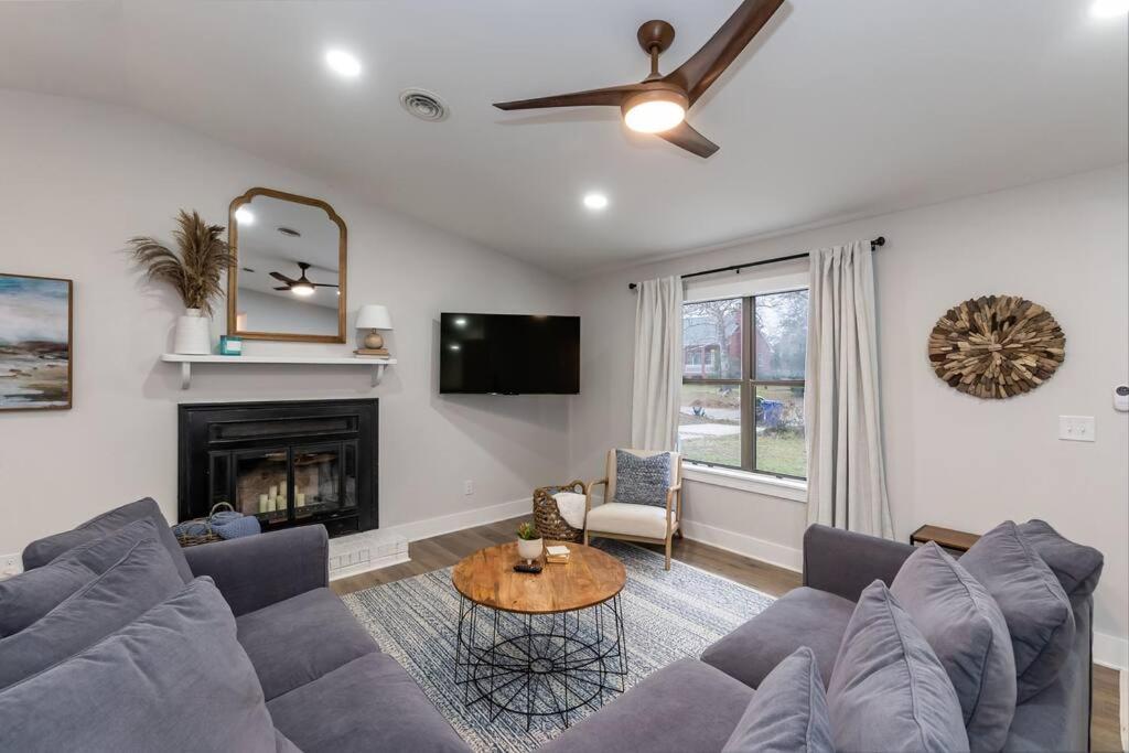 Island Joy - Newly Renovated/Walk To The Beach! Oak Island Bagian luar foto