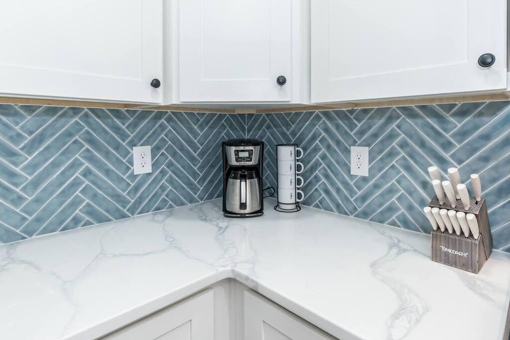 Island Joy - Newly Renovated/Walk To The Beach! Oak Island Bagian luar foto