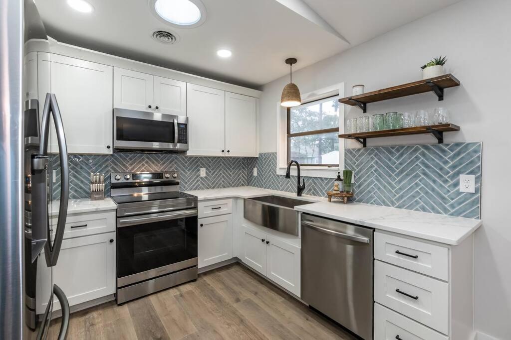 Island Joy - Newly Renovated/Walk To The Beach! Oak Island Bagian luar foto