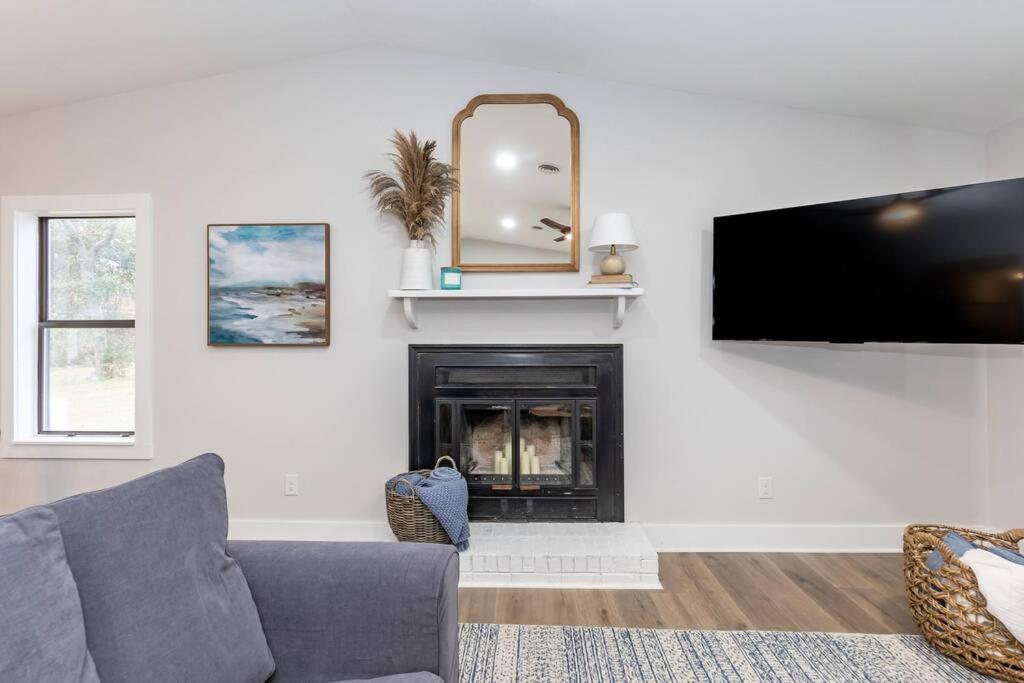 Island Joy - Newly Renovated/Walk To The Beach! Oak Island Bagian luar foto
