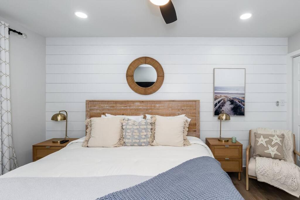Island Joy - Newly Renovated/Walk To The Beach! Oak Island Bagian luar foto