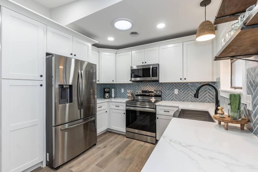 Island Joy - Newly Renovated/Walk To The Beach! Oak Island Bagian luar foto