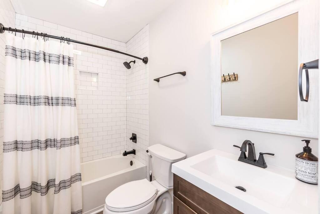 Island Joy - Newly Renovated/Walk To The Beach! Oak Island Bagian luar foto