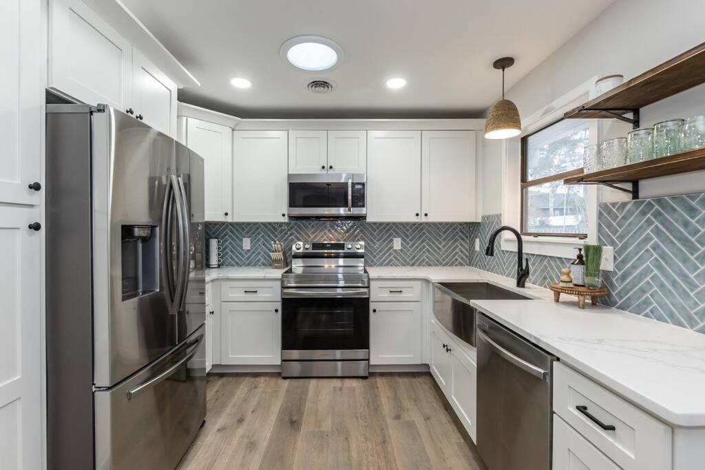 Island Joy - Newly Renovated/Walk To The Beach! Oak Island Bagian luar foto